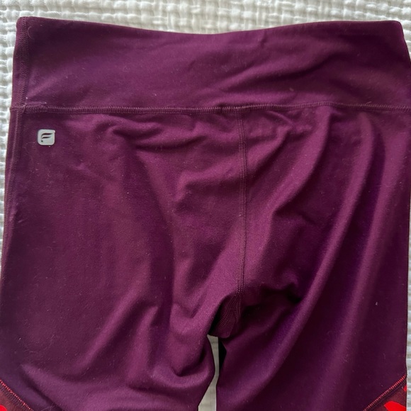 Fabletics Powerhold Salar Burgundy with Red Abstract Capris, M - Picture 4 of 4